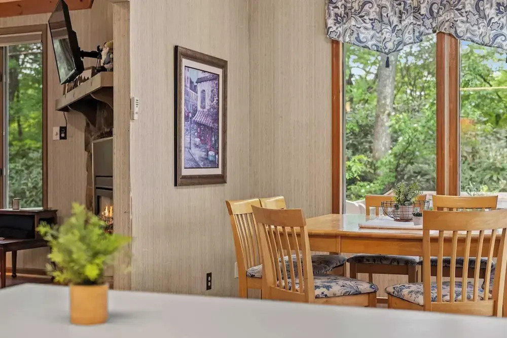 Harmony Ridge by Avantstay Fireplace, Large Deck & Forest Views