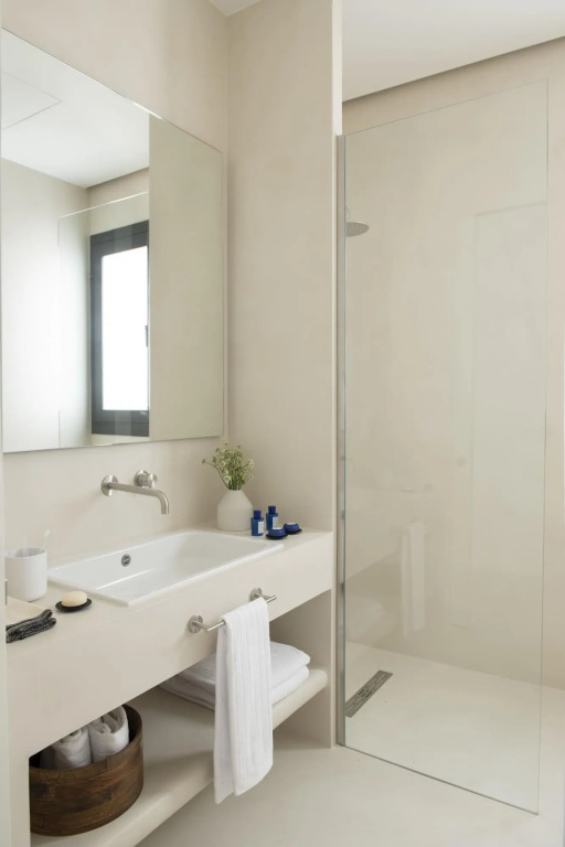 High standing apartments in El Gótico with 3 bedrooms and 2 bathrooms, all of them en suite.