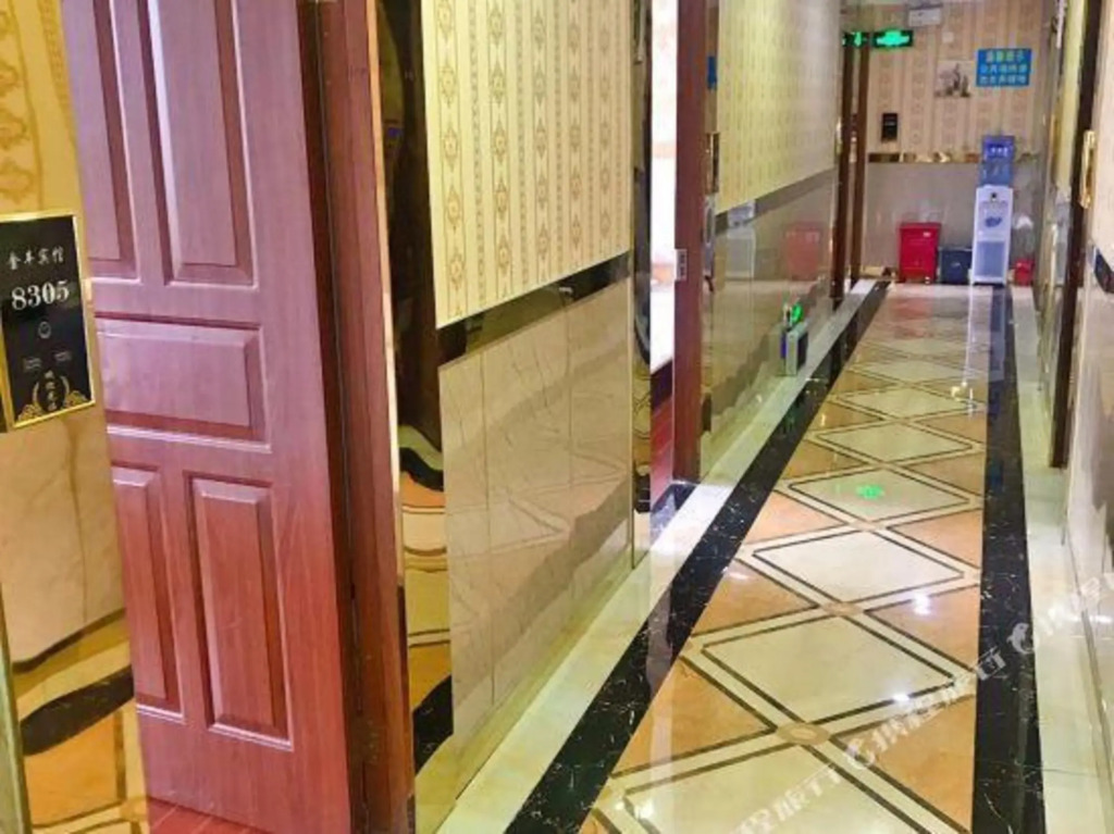 Jinfeng Hotel (Guangzhou Shangxiajiu Pedestrian Street Chenjiazhao Subway Station)