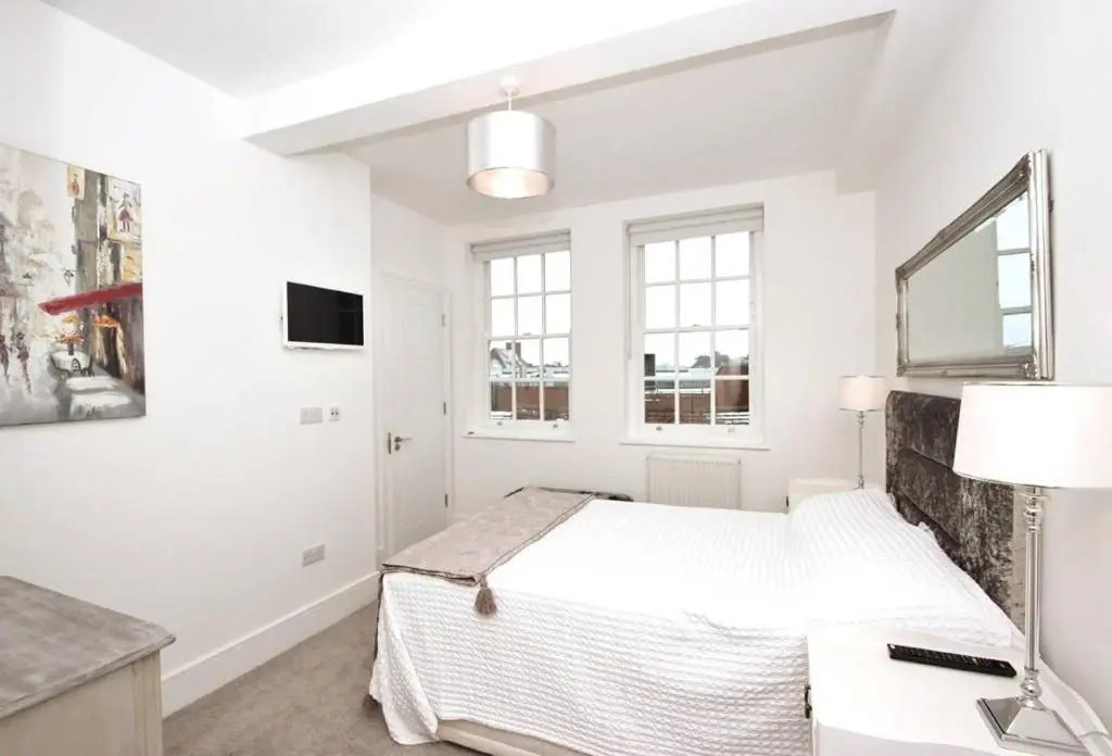 CC - Central Location Top Floor 2 Bed Deluxe Modern Apartment