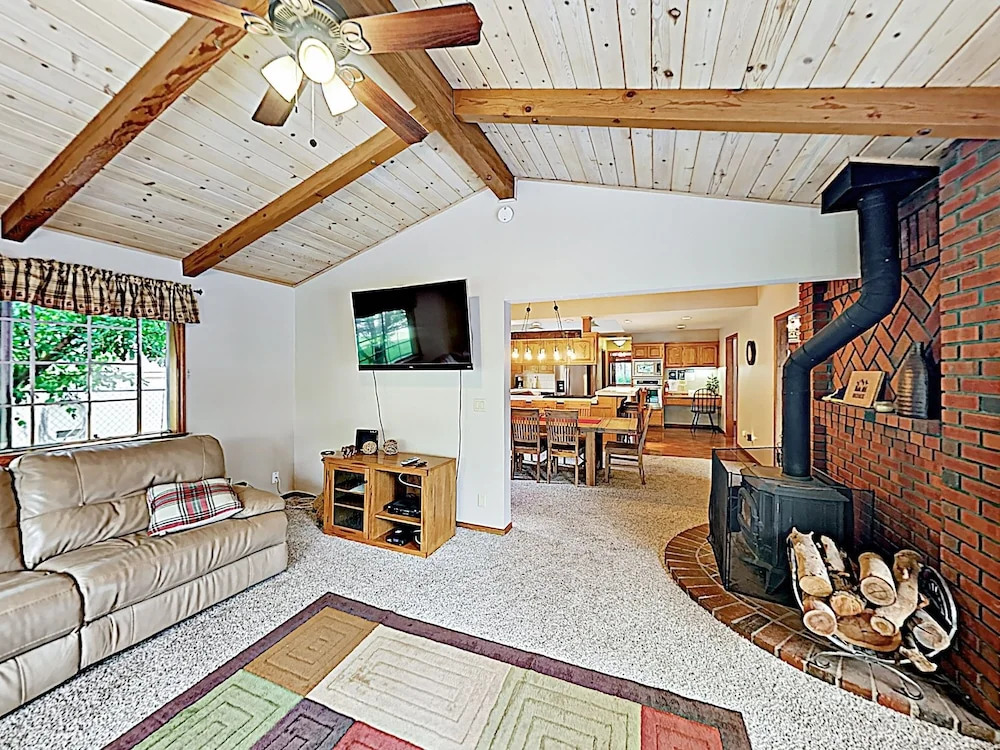 Custom W/ Hot Tub & Garage 4 Bedroom Home