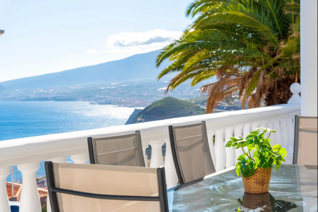 Family villa with private pool and ocean view