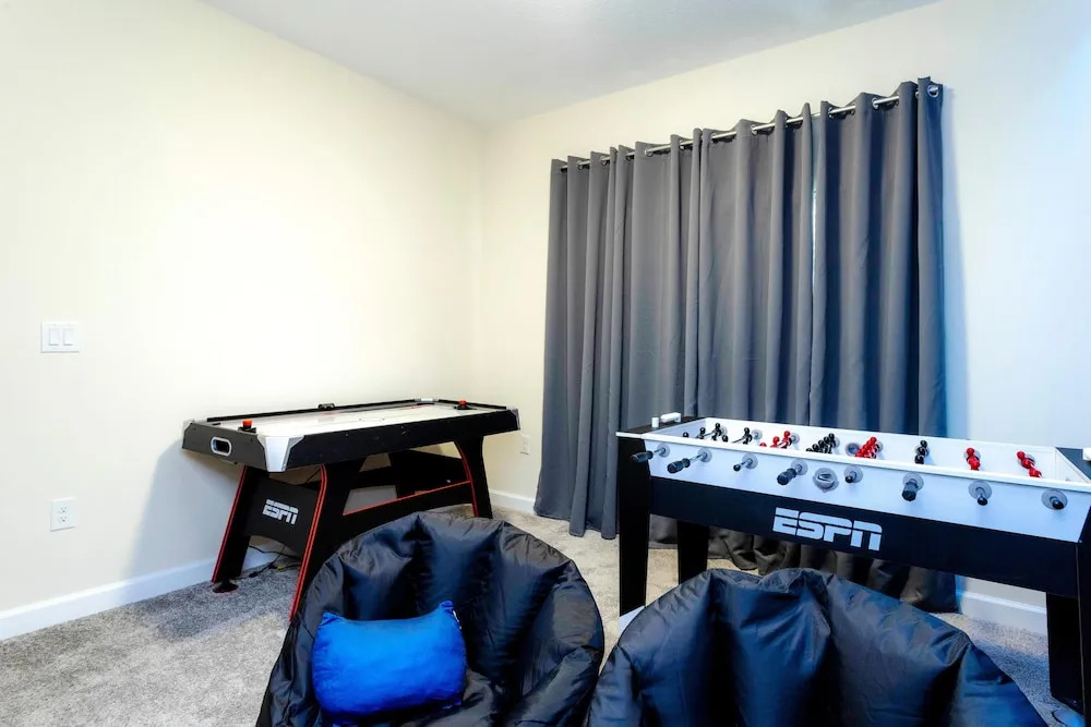 1176 CD - Luxury 4BR Townhome: Pool & Game Room