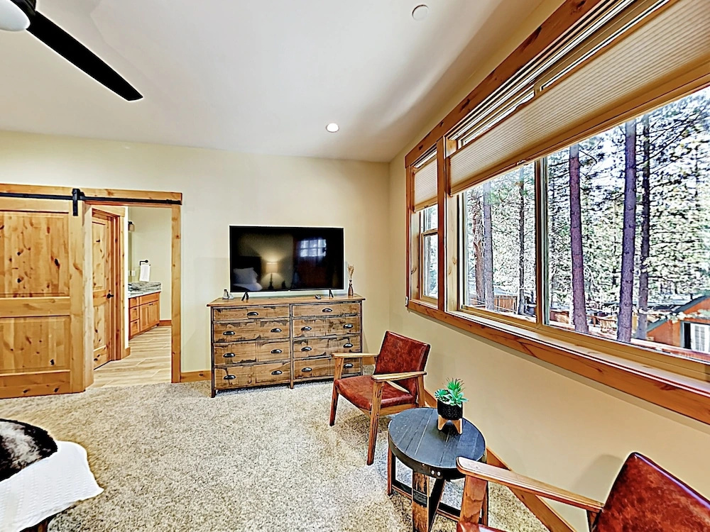 New Listing! Stylish All-season Oasis, Near Slopes 3 Bedroom Home