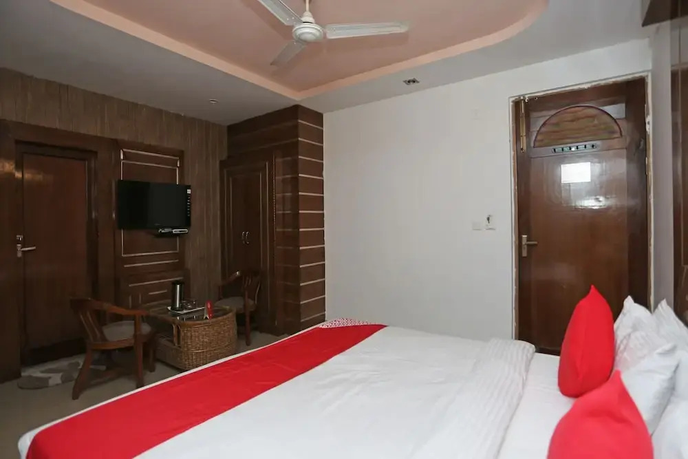 OYO 18870 Hotel Lajja Palace