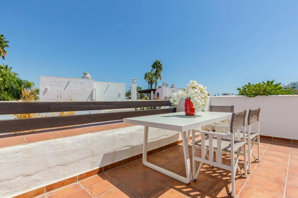 Charming Beachside Townhouse in San Pedro A Lovely Retreat Steps from the Shore