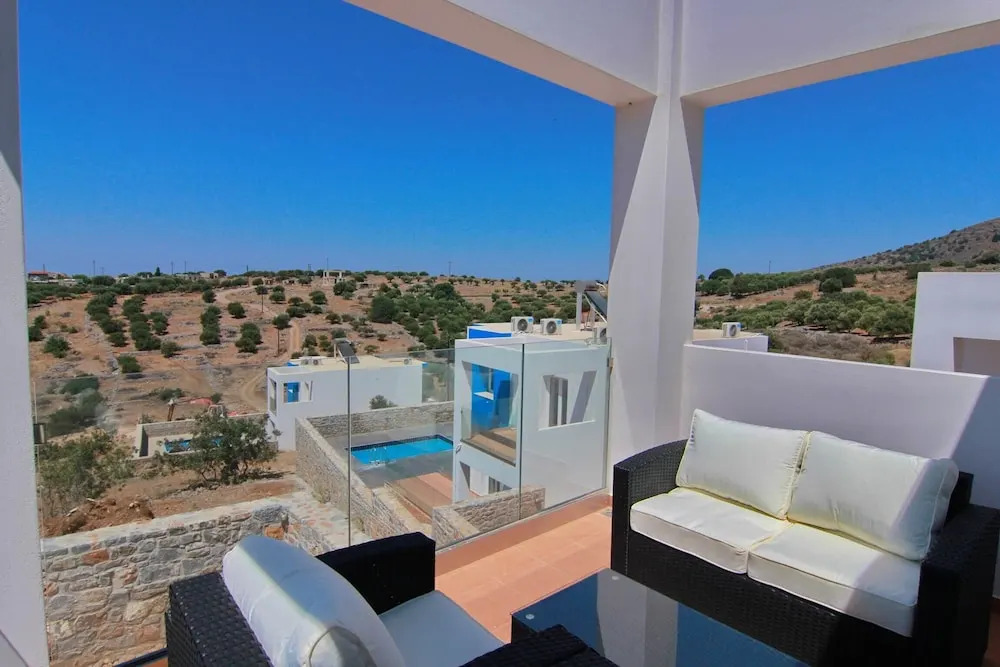 Enjoy Your 3 Bedroom Villa in With its own Private Pool Wail in Crete