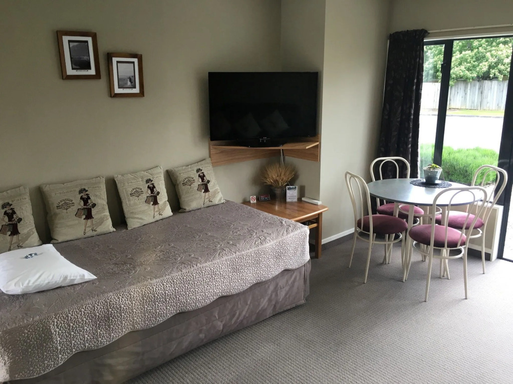 Lakefront Lodge