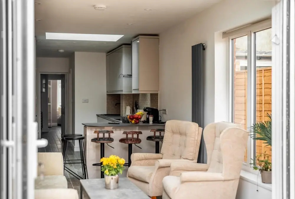 Stylish & Sleek 3BD Home Including Guest House in Southall