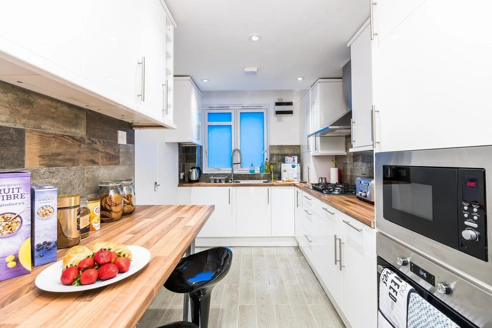 NEW Fantastic 4BD House Well Connected to City!