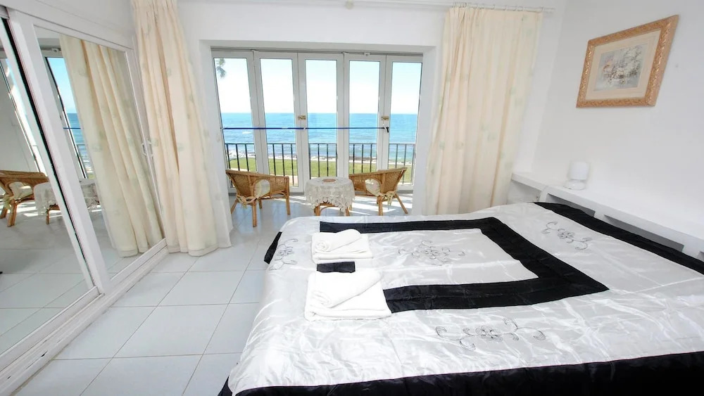 Dona Lola Sandra - Frontline beach house with full sea views within a short drive to Marbella  CS108