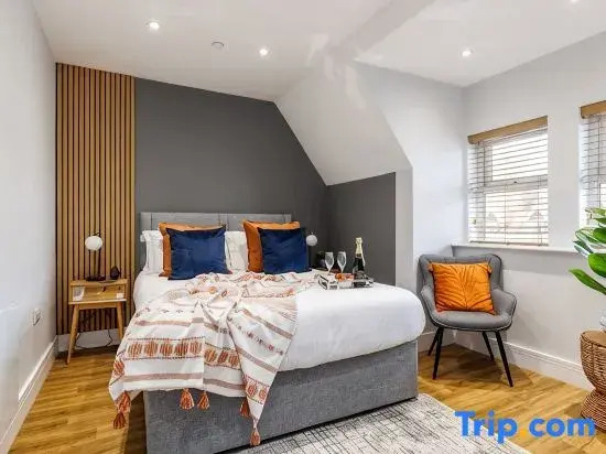 Luxurious 2-Bed Apt w/ Stunning Sea View & Parking