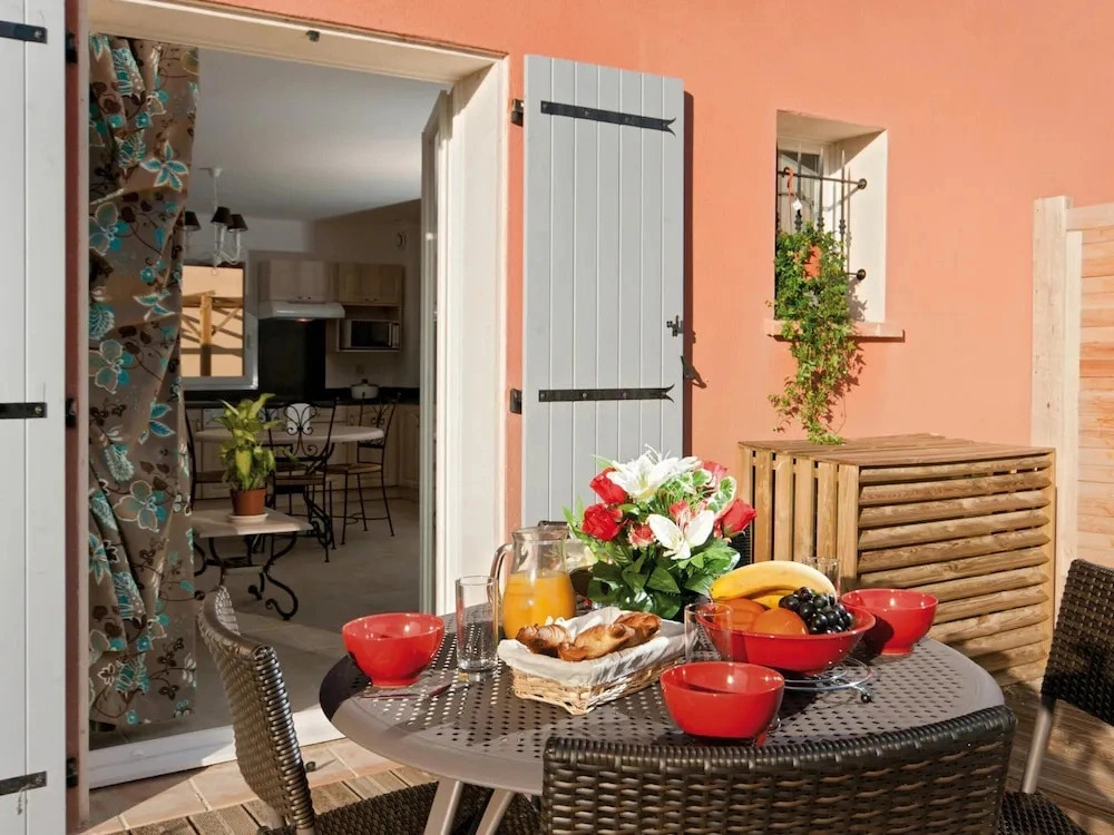 Provencal Cottage for 4 With Pool