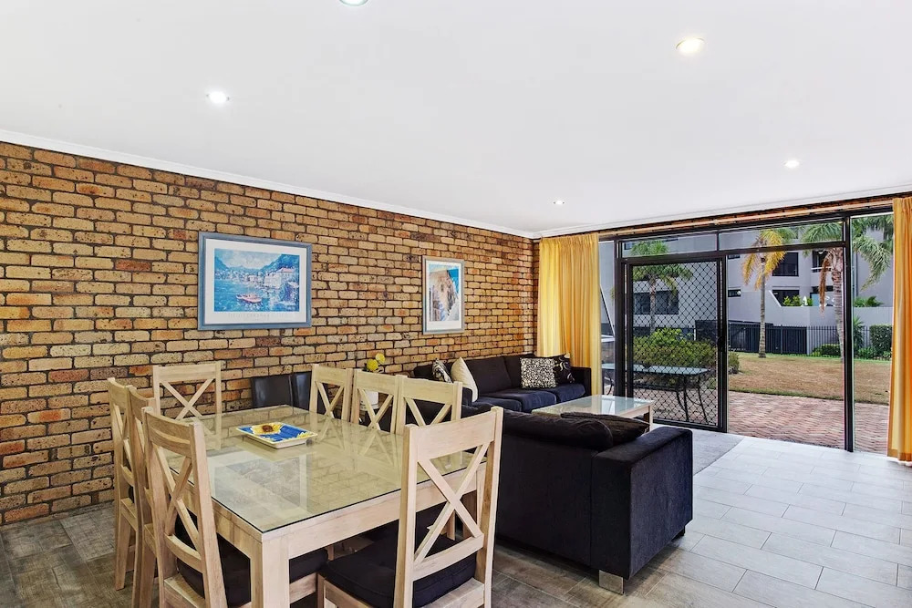 2/ 14 Kurrawa Close