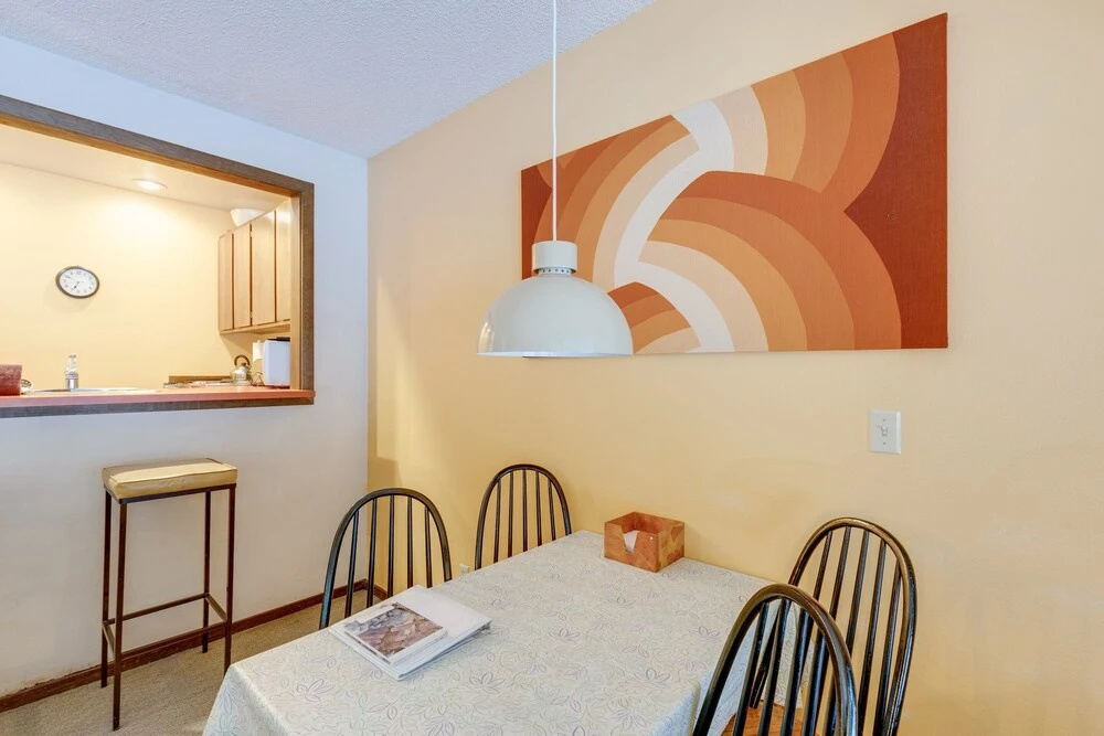 33SW - WiFi - Fireplace - Amenities - Sleeps 4