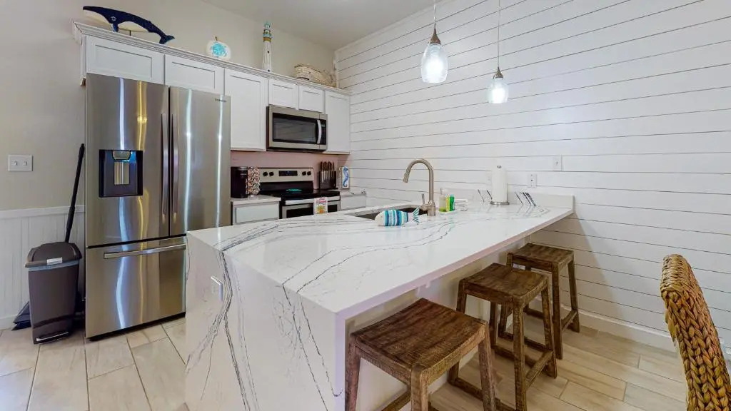 BC102 Beautifully Decorated Townhome, Heated Shared Pool, 1 Minute to Beach