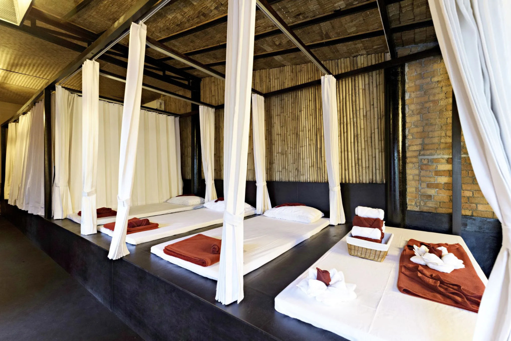 The Privilege Hotel Ezra Royal Garden