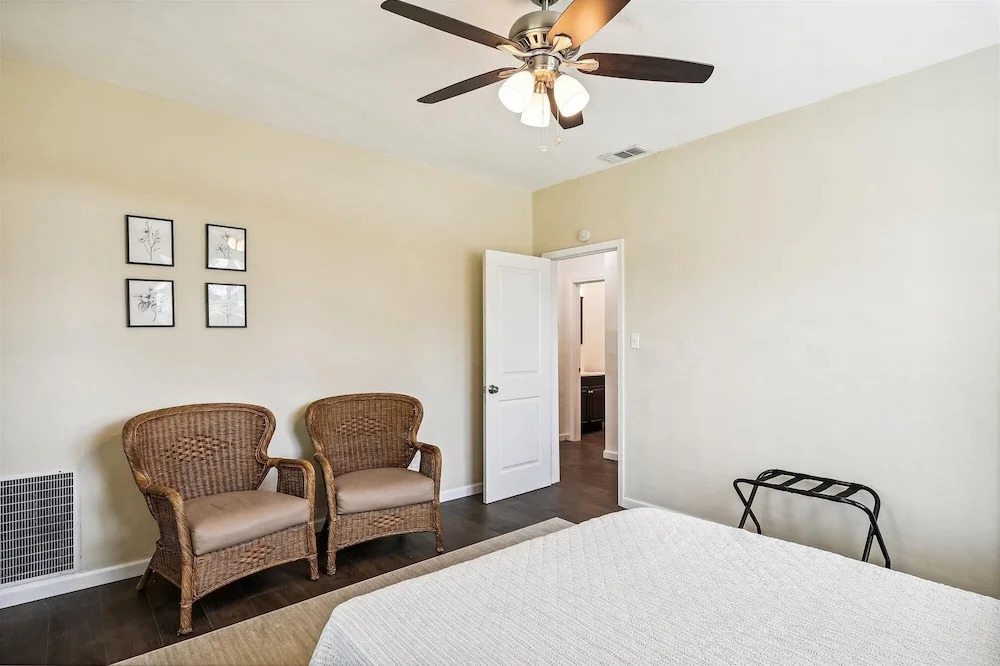 Cove Cottage - 3 Bedroom w/Private Pool. Sleeps 6. Quiet Community, Close to Fishing Marinas. 3 Home by RedAwning