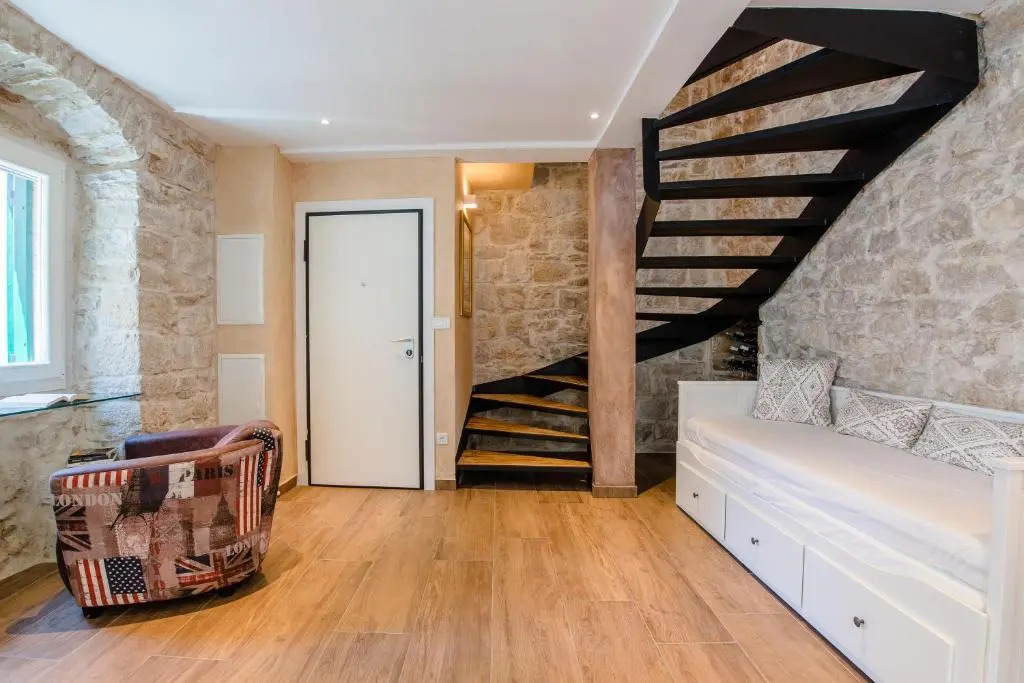 Luxury Apt Petra in 400 year old stone house 4+2