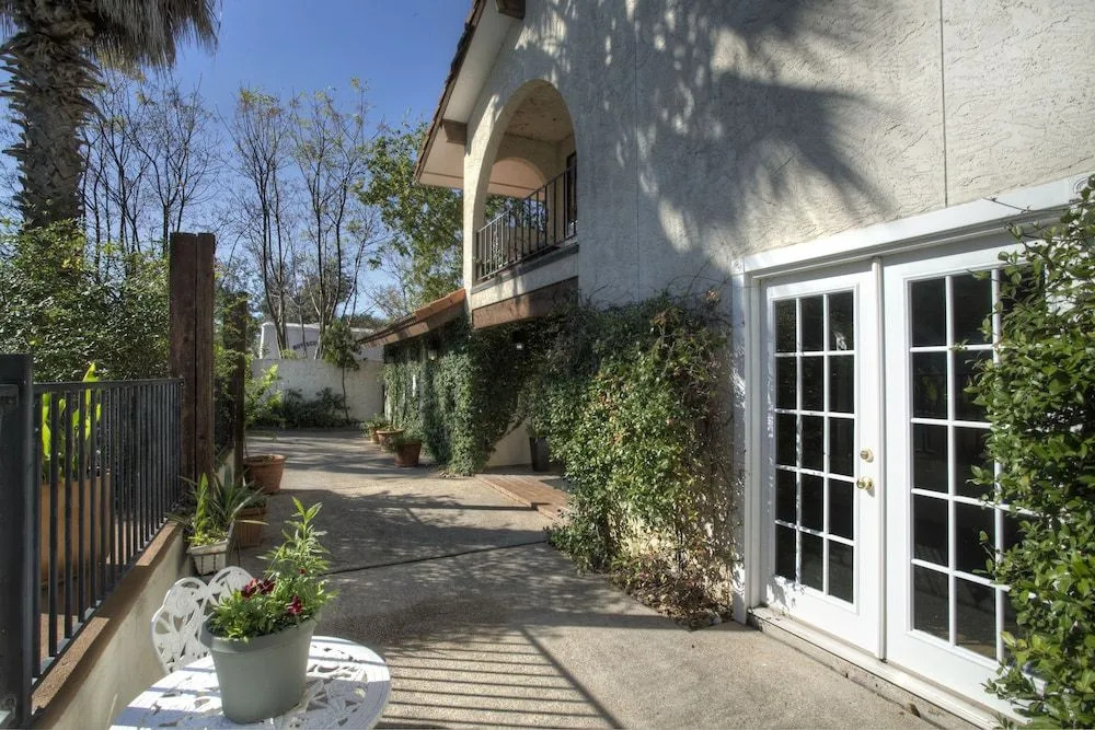 Lakehouse Bed and Breakfast