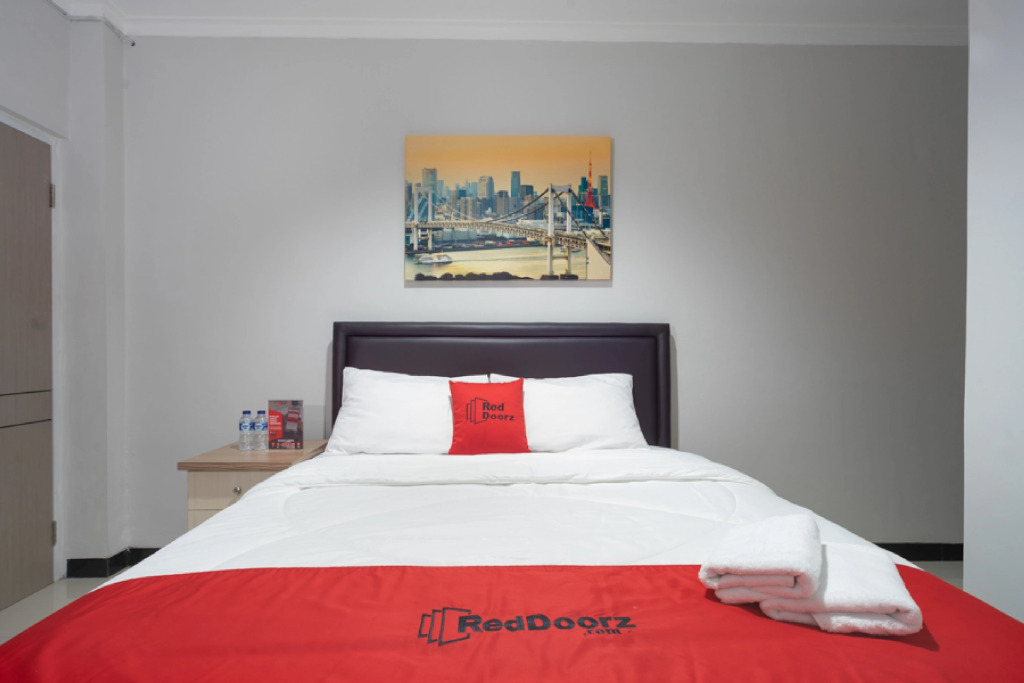 RedDoorz near Botani Square Mall