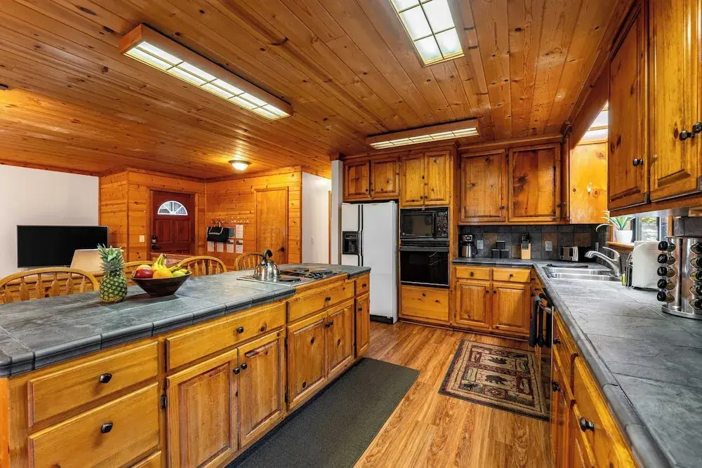 Whiskey Springs by Avantstay Classic Cabin Near Tahoe Donner Ski Area!