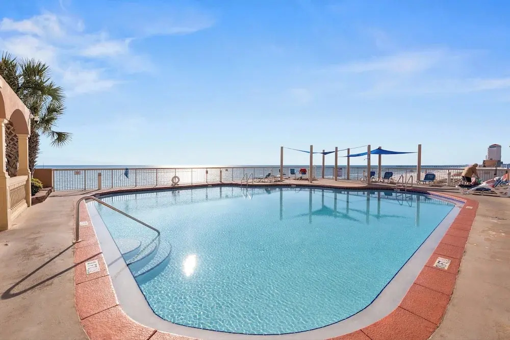 Gulf Front Master Bedroom, 2 Pools & Hot Tubs, Sleeps 8