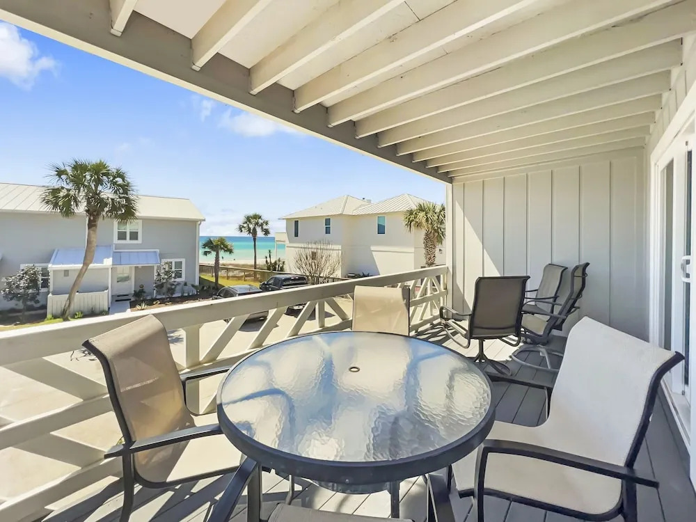 Shoreline Townhomes #10 - 2 Br townhouse by RedAwning