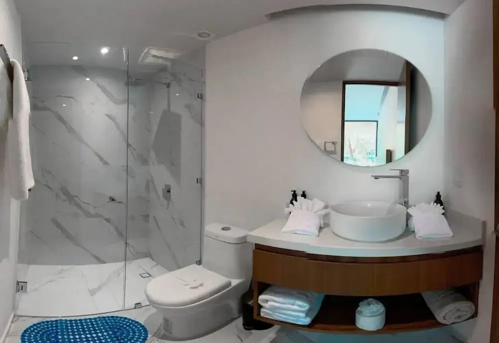 Light Filled And Stylish Studio Private Balcony Pool View Free Shuttle to the Beach Club Gym