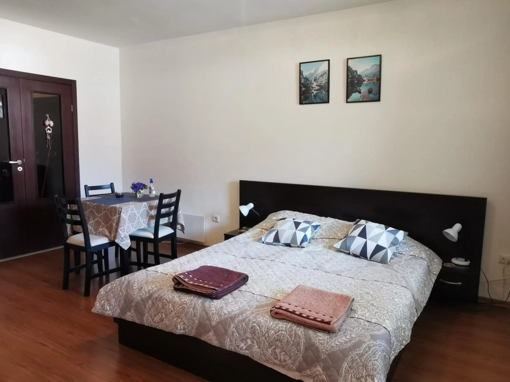 Sunny studio apartment - few steps from Gondola