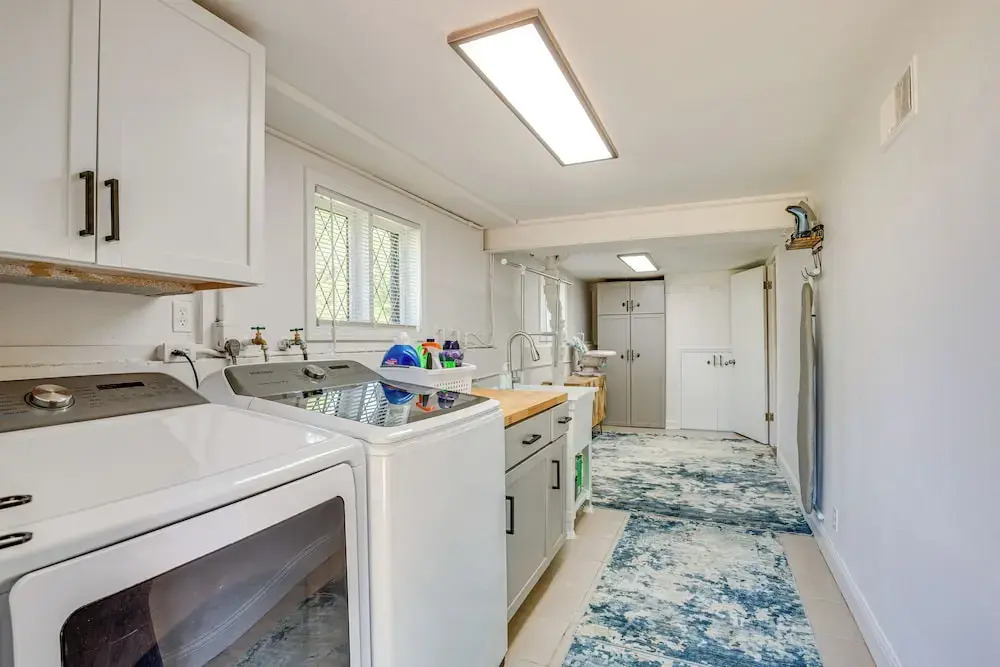 Chic Family-friendly Home in Riverside: 7 Mi to KC