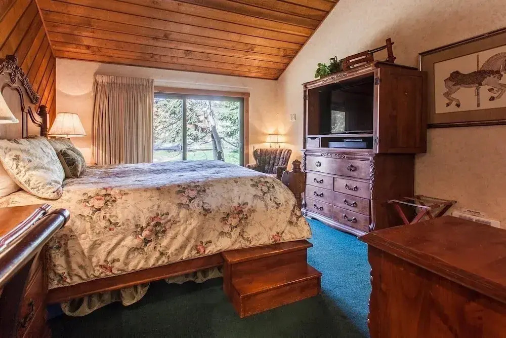 Snowcreek #320 Spacious, 3 bedroom + loft in Snowcreek phase 2 . Sleeps 10. Amazing Views