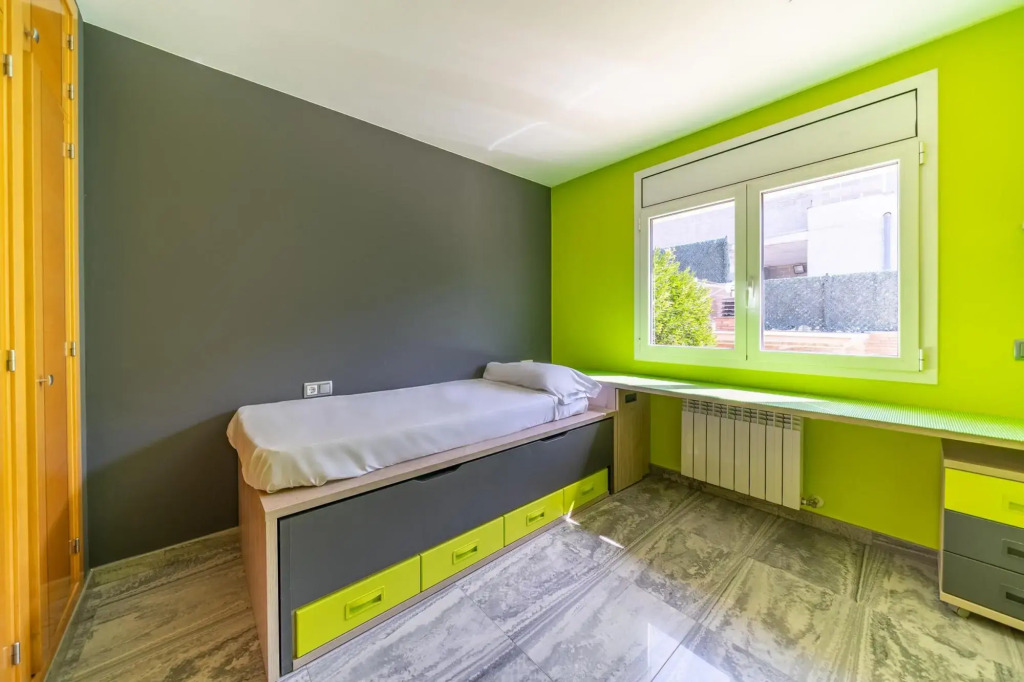Eugenia in L'Escala with 4 bedrooms and 2 bathrooms