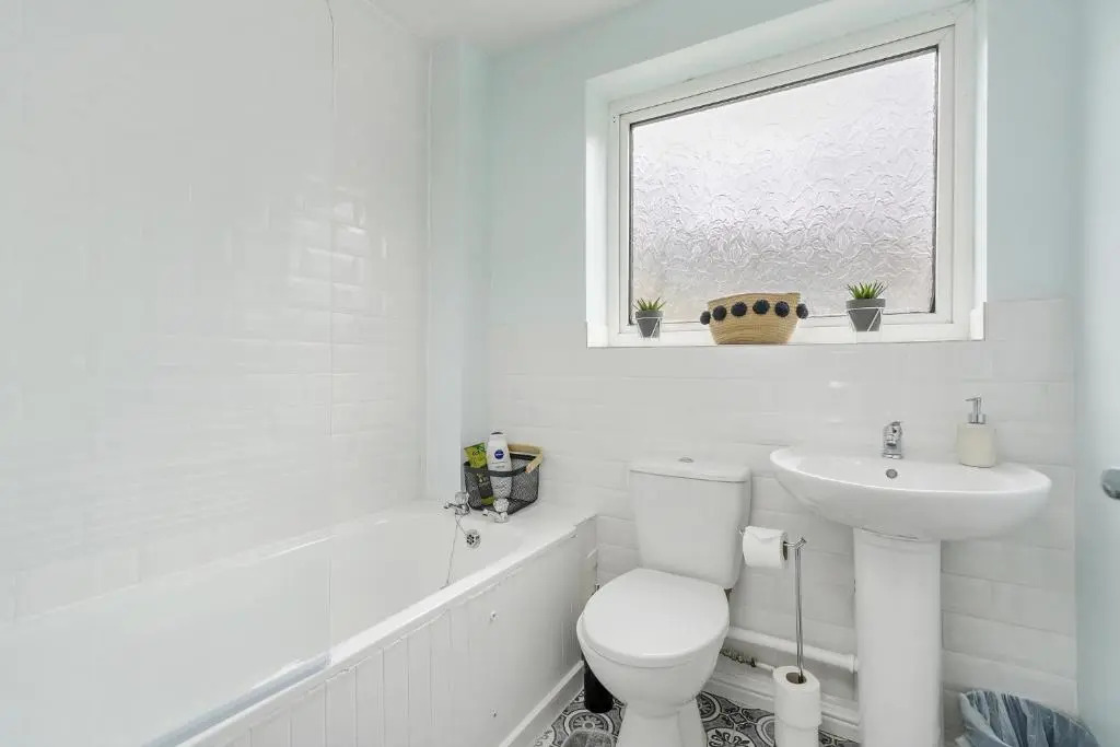 Mulberry House - Detached 6 Bedroom House with Hot Tub & Private Parking