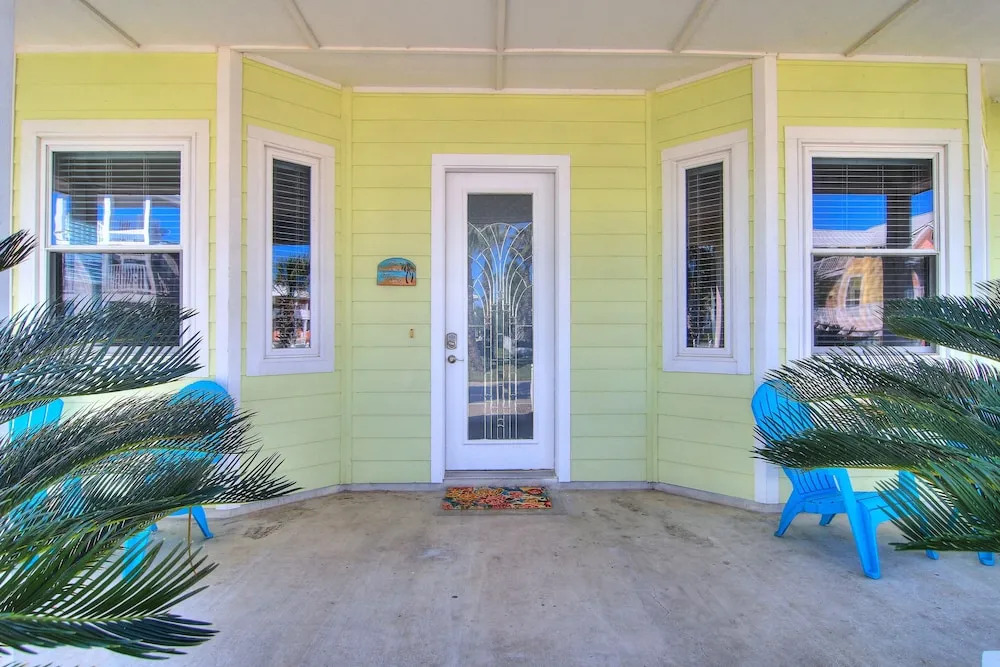 Tropical Niche 3 Bedroom Home by Redawning