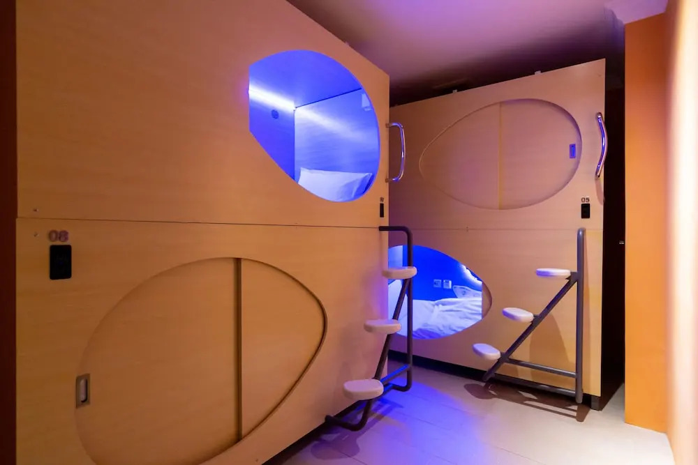 Momostay Capsule Hotel
