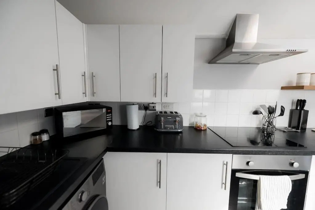 Spacious 2 bed apartment 800 metres from the beach