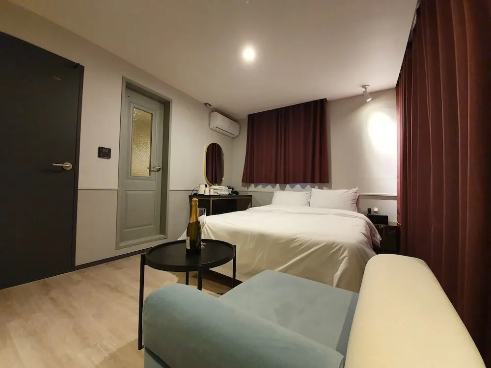 Brown-Dot Hotel