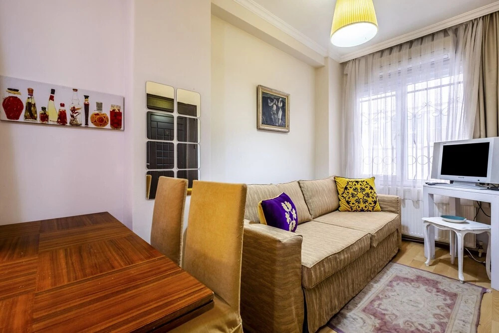Studio Flat Near Public Transportation in Sisli