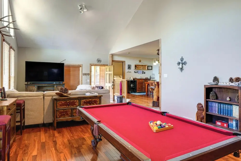 PMC Mountainside Cabin: Hit the Trails, Play Pool!