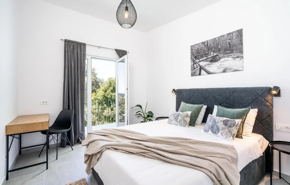 Beautiful Home in Molunat With Wifi and 8 Bedrooms