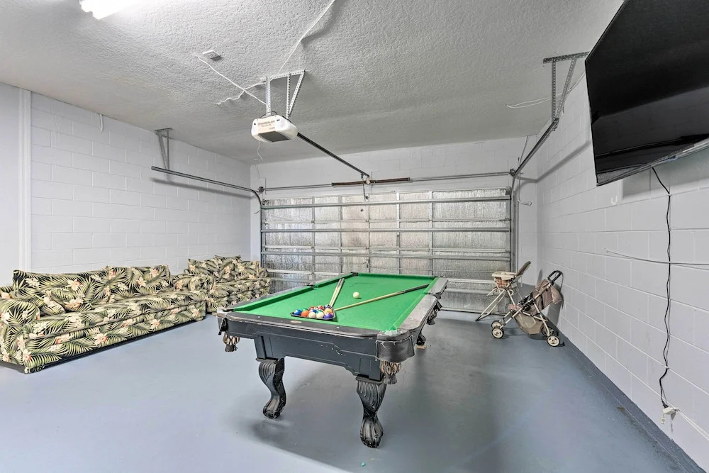 Spacious Family Home w/ Spa in Davenport