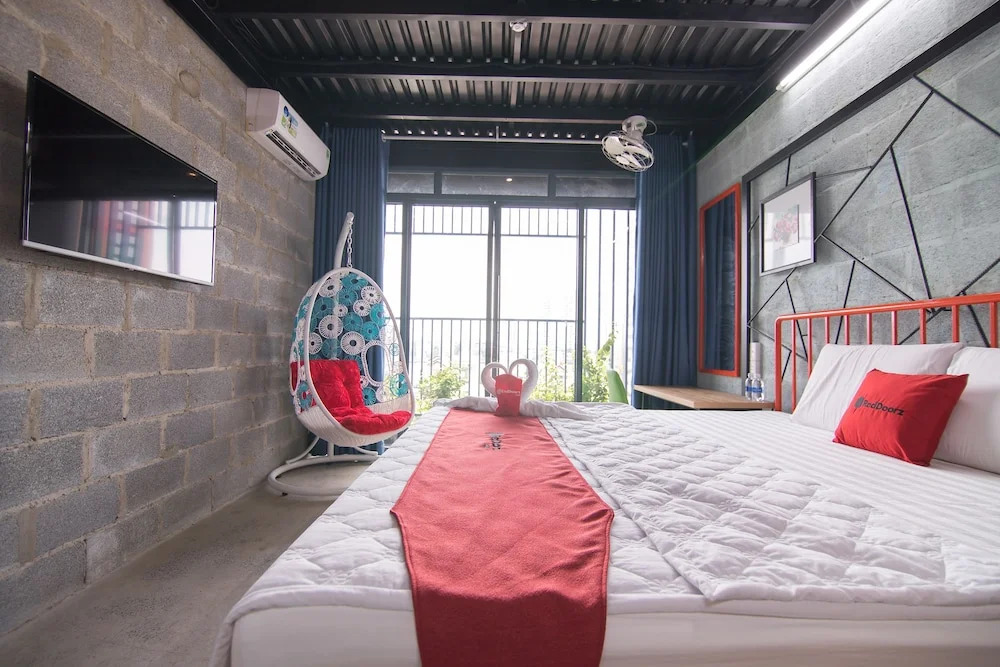 RedDoorz Plus @ Ung Van Khiem Street