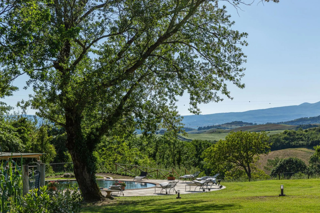 Podere Acqua Calda is an old stone farmhouse, recently renovated, located within walking distance fr-Podere Acqua Calda