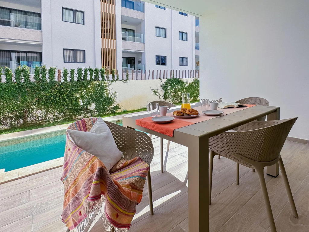 Swim up pool new apartment in Los Corales, PGA 101