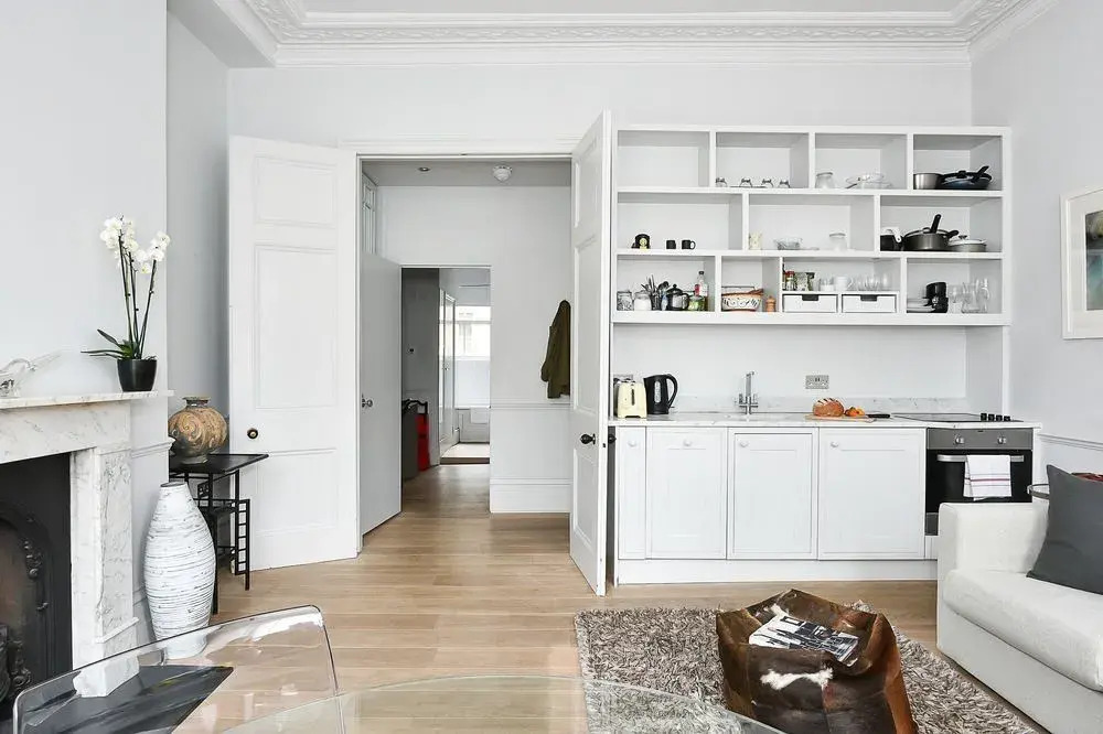 Sophisticated 1BR Flat in Victoria