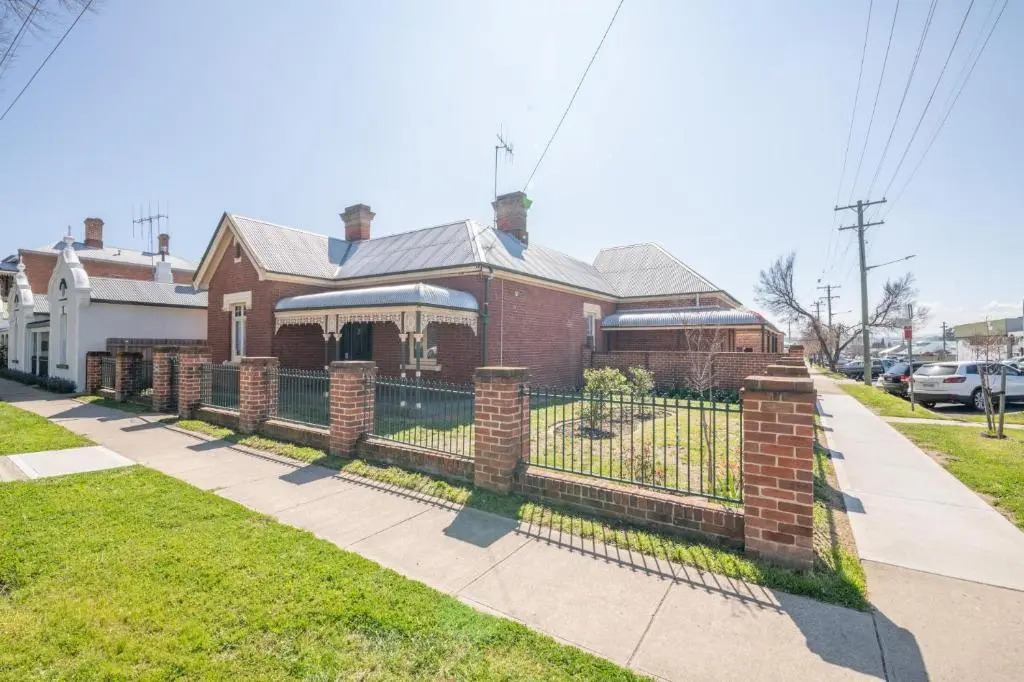 Dunkley House Bathurst Large CBD Heritage Home, Sleeps 10