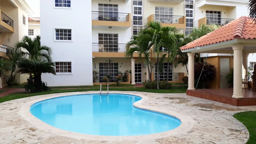 1br 6 Miles to Beaches & Airport w/ Parking/wifi & Hot Water