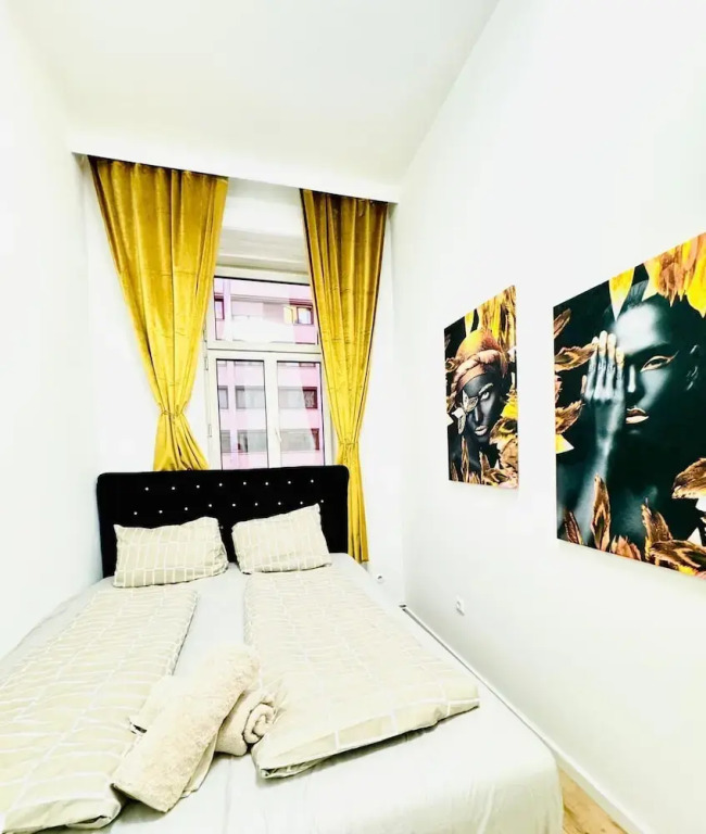 Stylish 9BR Apartment for 18 Guests