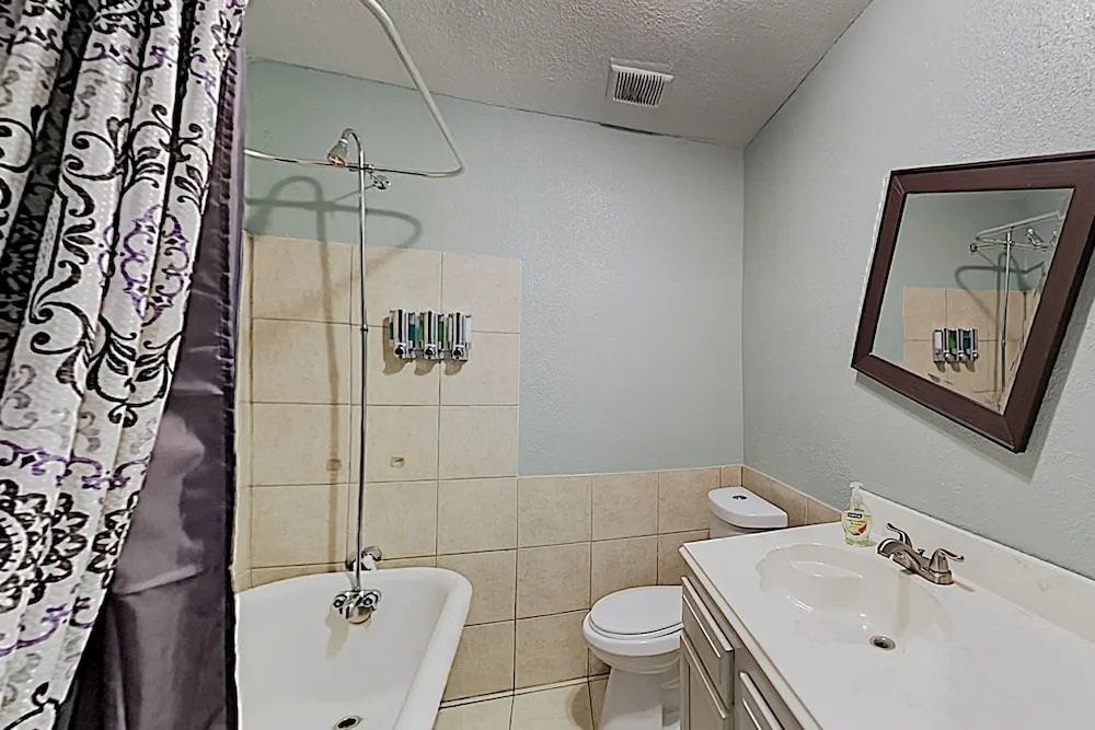 New Listing! Charming Getaway - 1 Block To Beach 3 Bedroom Home